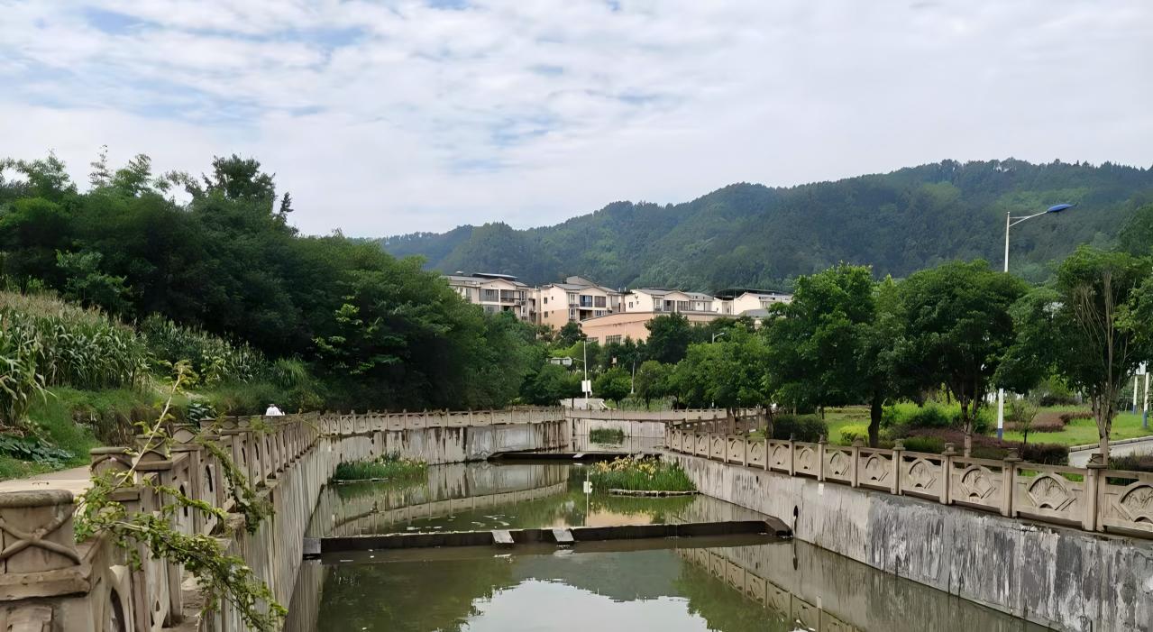 重庆农村黑臭水体全面动态清零，惠及八十万群众 臭水沟变景观带 村民乐享亲水时光