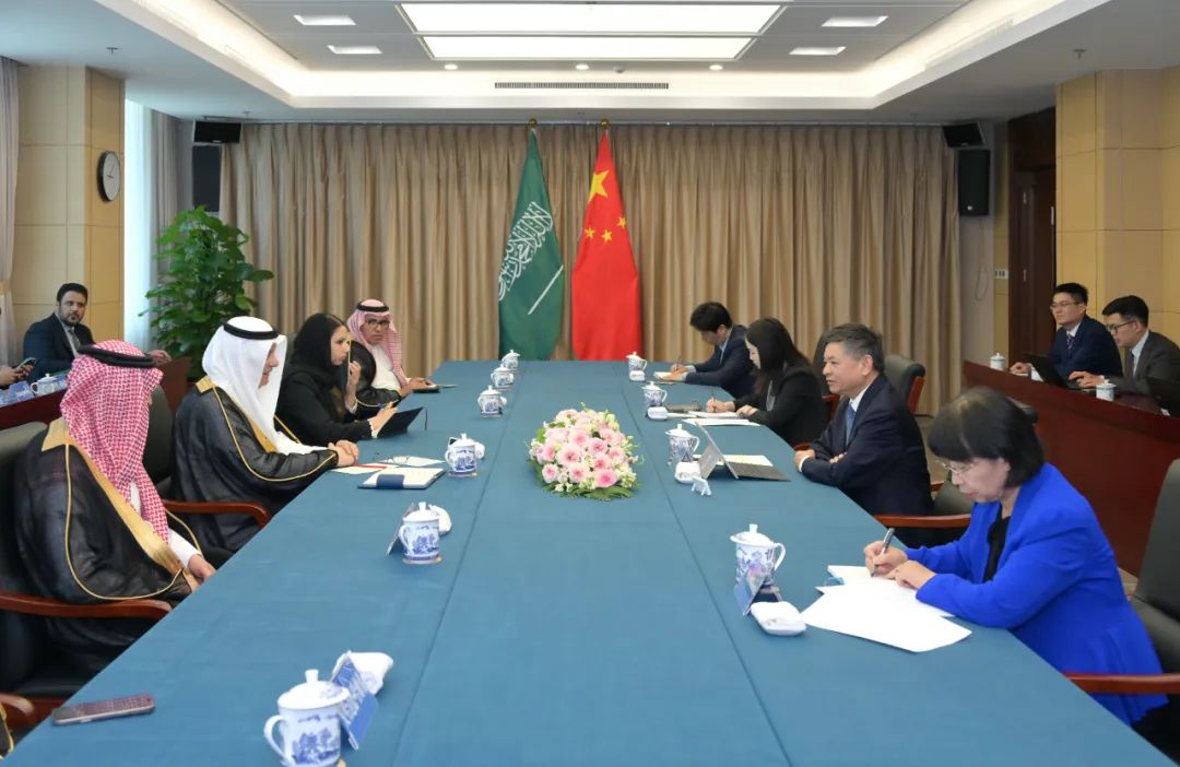 生态环境部部长黄润秋会见沙特环境水利农业大臣法杜里